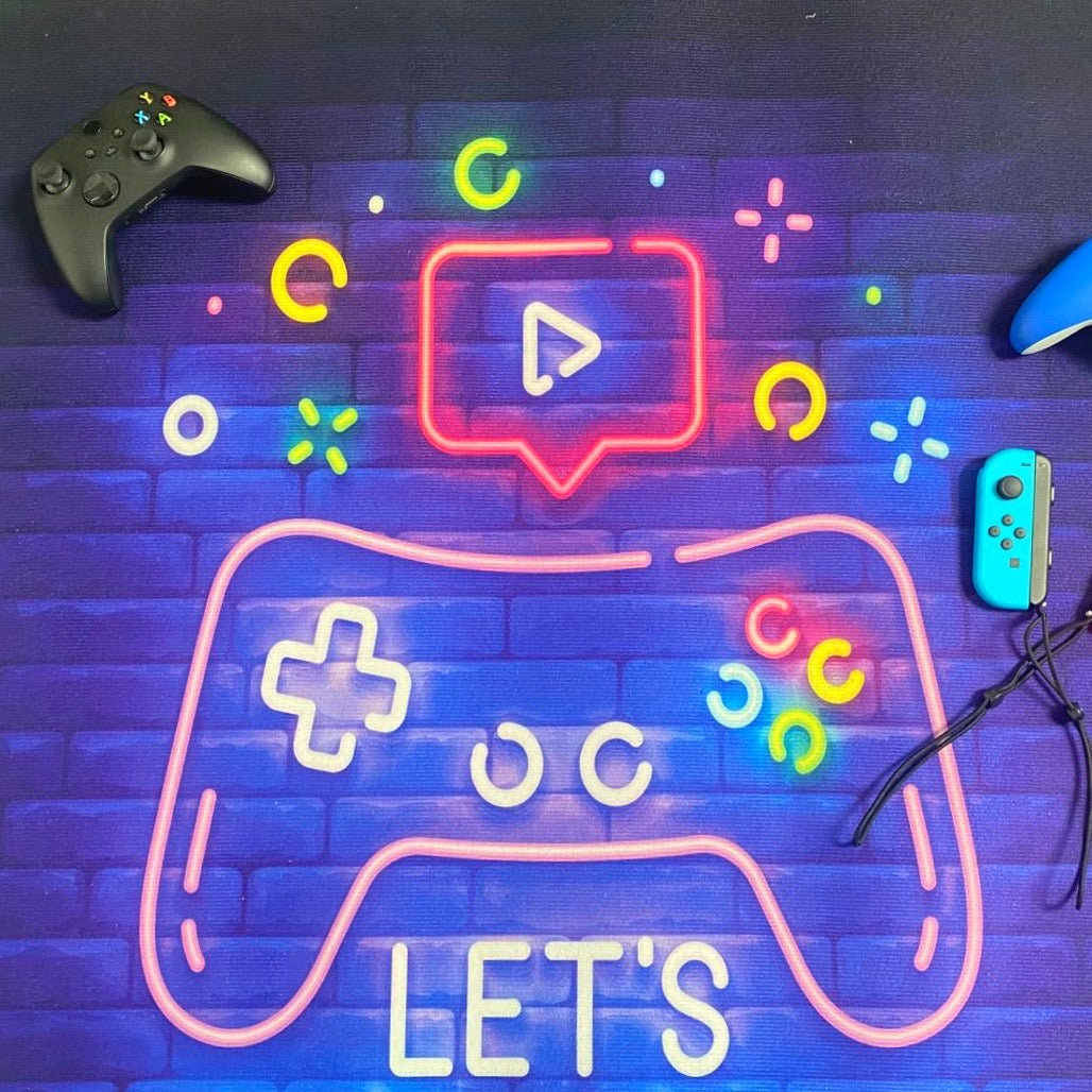 Okrągły dywan do pokoju dla gracza z napisem "Let's Play"