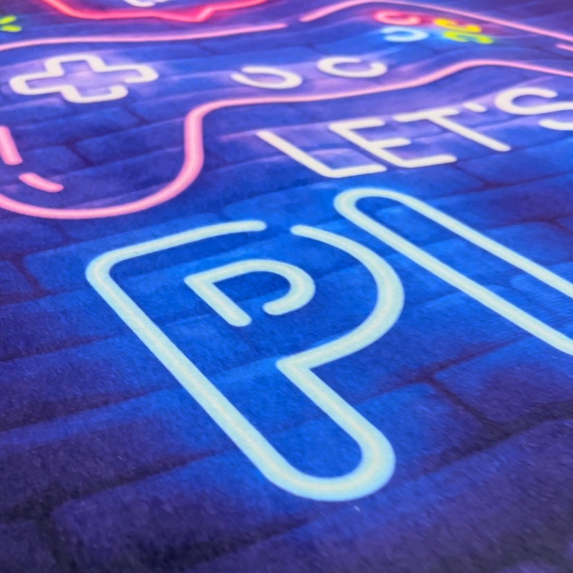 Okrągły dywan do pokoju dla gracza z napisem "Let's Play"