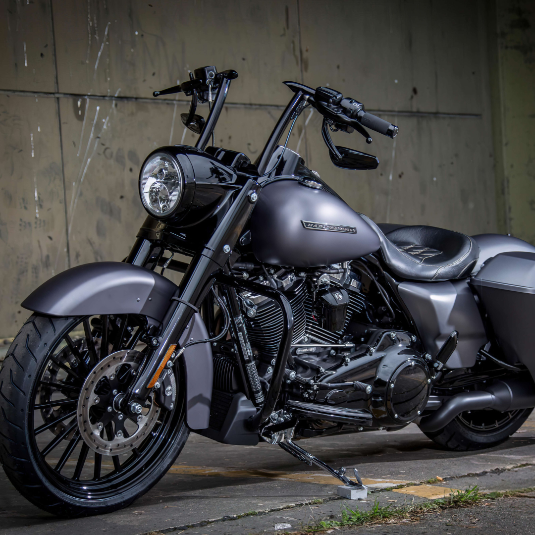 Modny dywan z nowoczesnym motoryzacyjnym wzorem