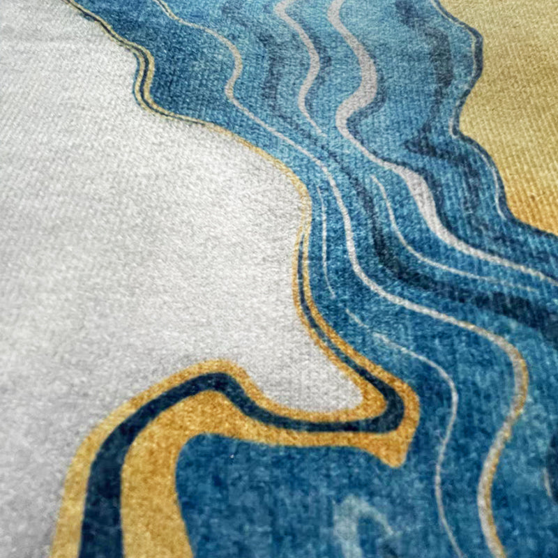 Elegancki dywan z imitacją kolorowego marmuru