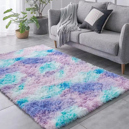 Miękki i puszysty dywan shaggy w tęczowych kolorach