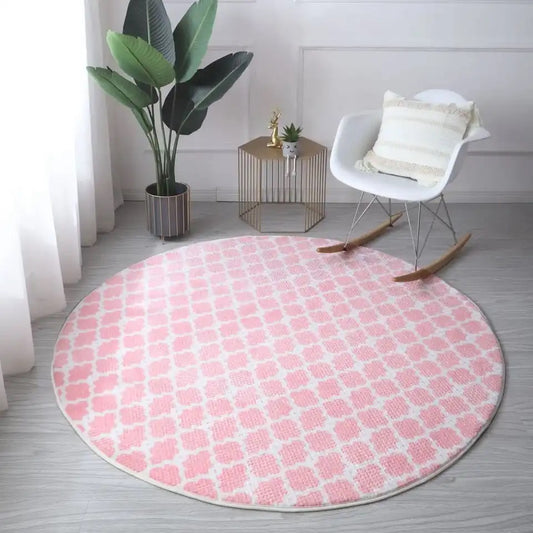 Okrągły dywan do pokoju z różowym motywem geometrycznym